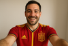 selfie de hombre con la camiseta de españa